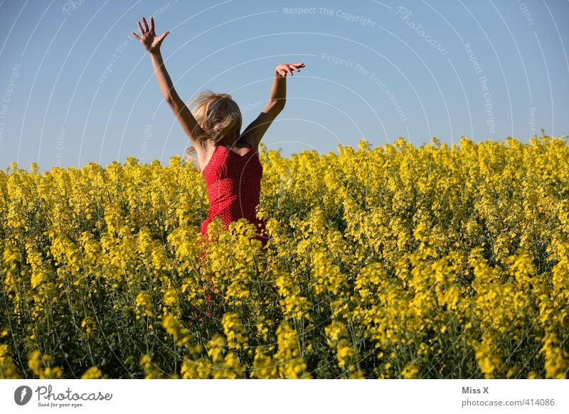 Hüpfen Freiheit Sommer Mensch feminin Junge Frau Jugendliche 1 18-30 Jahre Erwachsene Natur Pflanze Schönes Wetter Blume Blüte Feld lachen Fröhlichkeit Glück