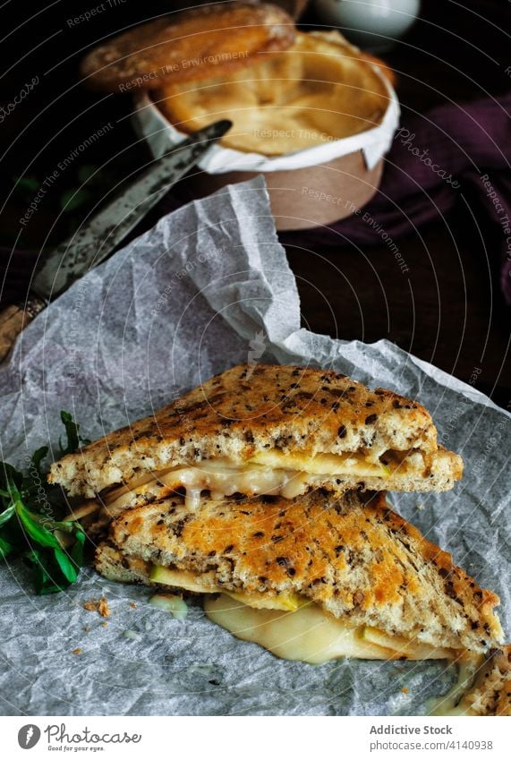 Sandwich und gebackener Camembert-Käse auf dem Küchentisch Omelett Belegtes Brot Weißschimmelkäse Zuprosten lecker dienen Tisch Teller Bestandteil Gesundheit