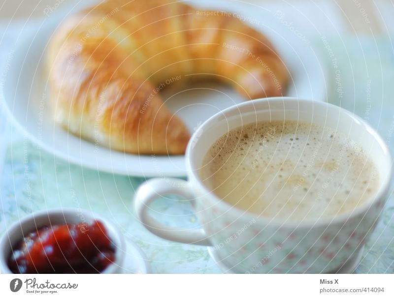 Kaffee ans Bett Lebensmittel Croissant Marmelade Ernährung Frühstück Kaffeetrinken Büffet Brunch Getränk Heißgetränk Geschirr Tasse lecker süß Frühstückstisch