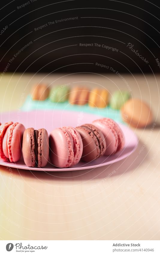 Makronenset in Form eines Lächelns auf einem Teller Konzept Emoji Keks Macaron farbenfroh lecker französische Makrone geschmackvoll süß Dessert Biskuit