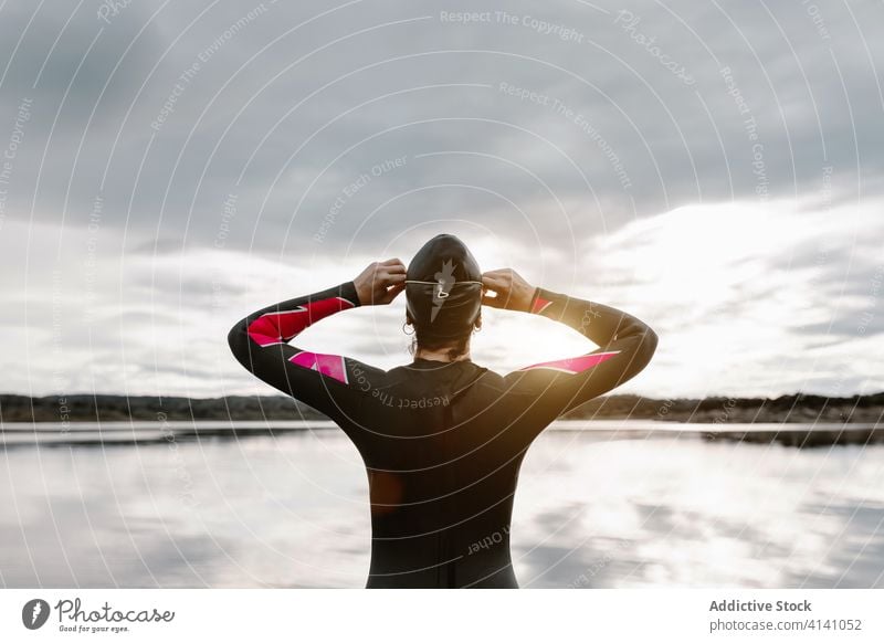 Anonyme Frau im Neoprenanzug mit Brille am Seeufer Taucher Schutzbrille Badeanzug Ufer extrem Umwelt Schwimmer aqua sportlich reisen Bestimmen Sie schwimmen