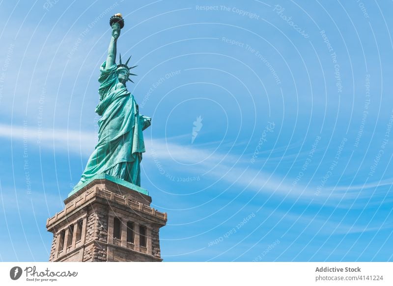 Freiheitsstatue gegen blauen Himmel amerika Statue New York State Wahrzeichen Blauer Himmel spektakulär Ausflugsziel USA Vereinigte Staaten Freiheitsinsel