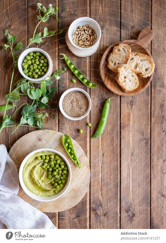 Hummus mit grüner Erbse und Brot Lebensmittel natürlich geschmackvoll Amuse-Gueule Anlasser dienen Bestandteil Koch frisch Ernährung Gesundheit lecker Küche