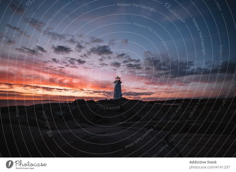 Leuchtturm gegen bewölkten Sonnenuntergangshimmel MEER Ufer Himmel wolkig Wasser Abend Peggys-Bucht Kanada Abenddämmerung Dämmerung Meer Küste Natur Wetter