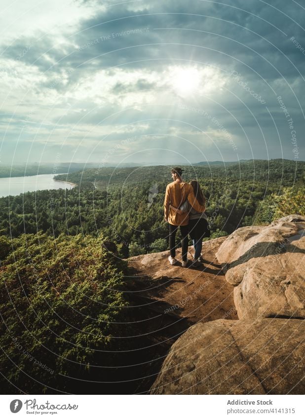 Unbekanntes Paar bewundert den Blick auf den See reisen Natur Algonquin PP Landschaft Zusammensein Reise bewundern malerisch Stein Wald Kanada Ontario Tourismus