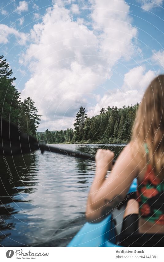 Nicht erkennbare Frau im Kajak auf einem Fluss erkunden reisen Himmel wolkig Nationalpark la mauricie Quebec Kanada Rettungsweste Paddel Boot Ruder behüten