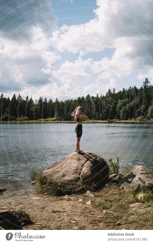 Frau steht auf einem Felsen in der Nähe des Flusses Stein Ufer reisen Windstille Himmel wolkig Nationalpark la mauricie Quebec Kanada Küste Natur Gelassenheit