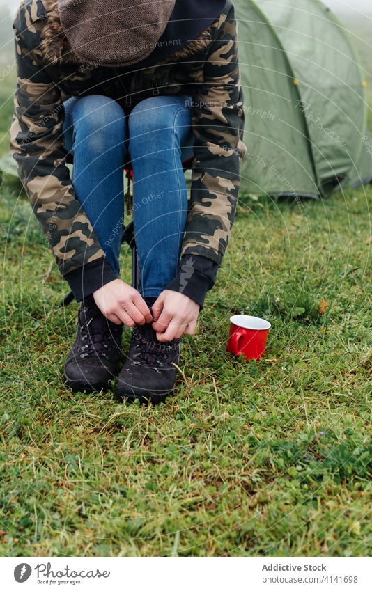 Unbekannter Reisender bindet Schnürsenkel im Lager Person Krawatte Schuhbänder Campingplatz Natur ruhen Wanderer Abenteuer Stiefel reisen Tourismus Trekking