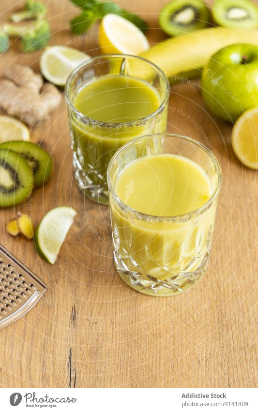 Leckere Detox-Cocktails auf dem Tablett mit Zitronen- und Kiwischeiben Entzug trinken Getränk Saft Antioxidans Gesundheit Bestandteil Frucht organisch