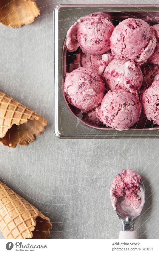 Fruchteis auf dem Tisch Speiseeis Ball Zapfen Waffel lecker Kirsche Geschmack selbstgemacht Dessert Baggerlöffel süß Lebensmittel Sommer Leckerbissen Produkt