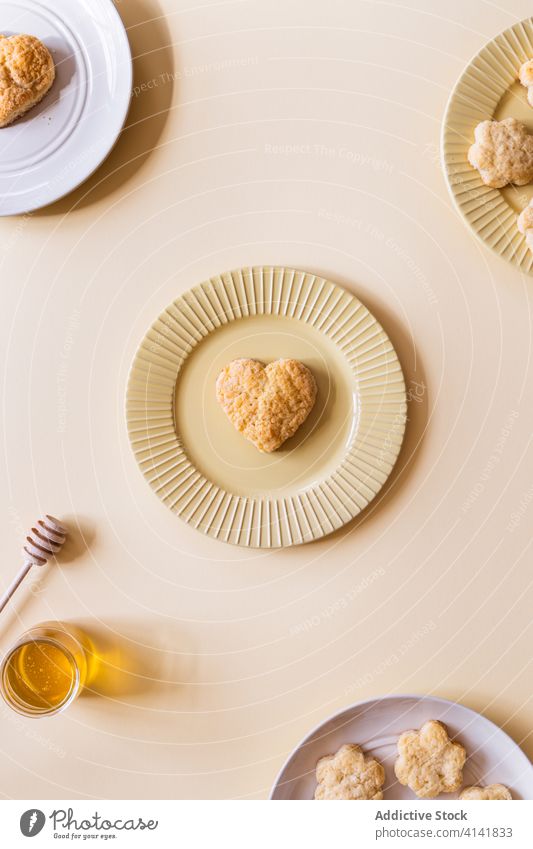 Süßer Mürbeteigkuchen mit Honig Kuchen Kurzkuchen Gebäck gebacken Dessert süß Liebling selbstgemacht Biskuit Lebensmittel Tradition Form Herz lecker aromatisch