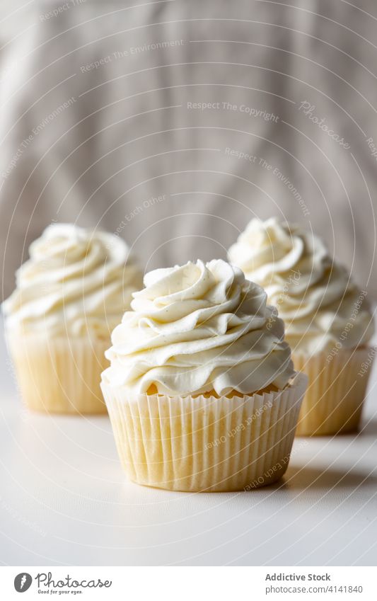 Süße Törtchen auf einem Tablett im Restaurant Cupcake Vanille Sahne süß Dessert geschmackvoll Feinschmecker lecker frisch Leckerbissen Gebäck Lebensmittel