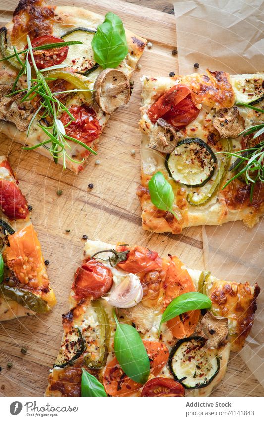 Leckere vegane Pizza mit Tomaten und Kürbis Vegetarier Veganer schmackhaft Gemüse geschmackvoll Squash Pilz Kraut frisch Basilikum Rosmarin Lebensmittel lecker