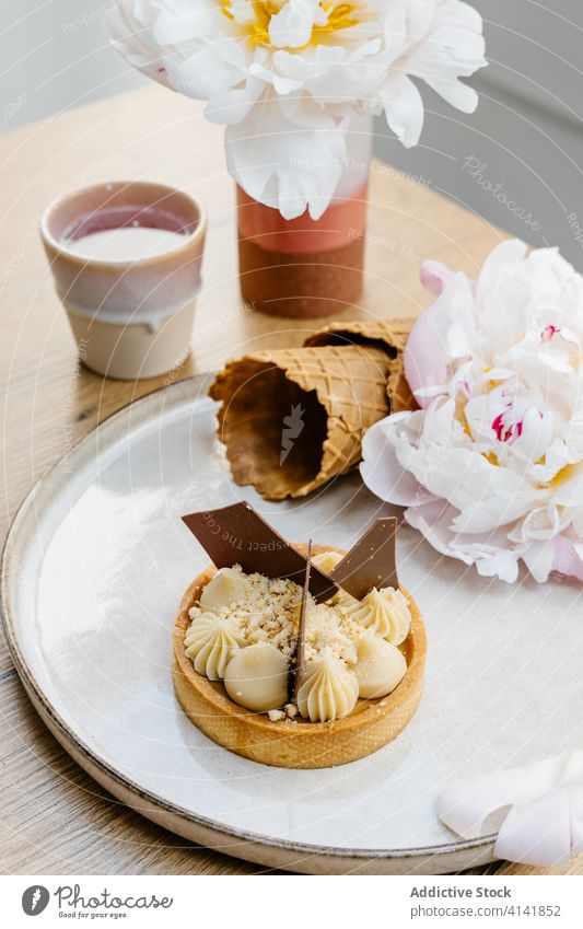 Köstliche Karamel-Torte mit Schokolade Karamell Dessert süß Garnierung Waffel Zapfen Blume Leckerbissen weiße Schokolade schmackhaft lecker Lebensmittel