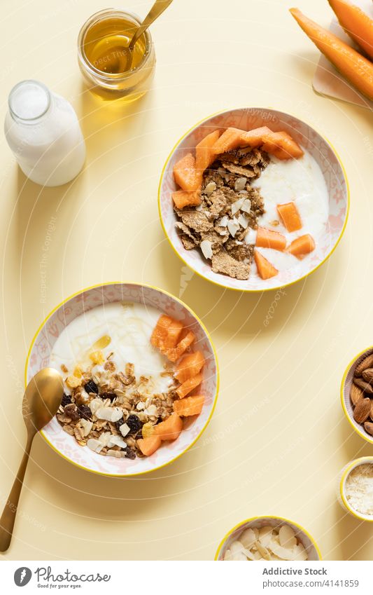 Gesunde Frühstücksschalen mit Müsli und Obst gesunde Ernährung Schalen & Schüsseln Joghurt Frucht Melonen Kantalupe natürlich frisch Morgen lecker Lebensmittel