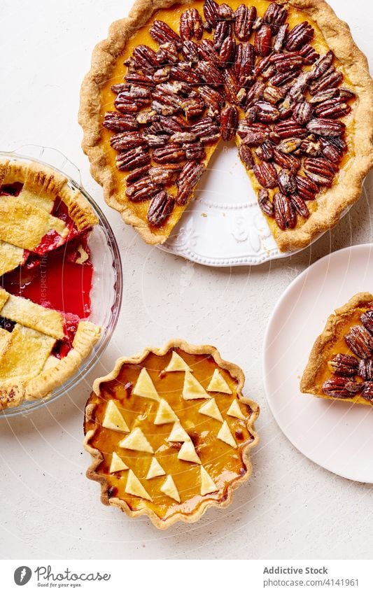 Draufsicht auf eine Vielfalt von Danksagungstorten Pasteten Erntedankfest Lebensmittel Pekannuss Apfel Kürbis Varieté Saison Herbst backen Abendessen