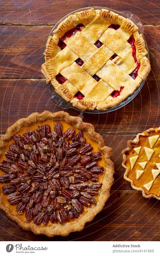 Vielfalt von Danksagungstorten auf Holztisch. Pasteten Erntedankfest Lebensmittel Pekannuss Apfel Kürbis Varieté Saison Herbst backen Abendessen saisonbedingt