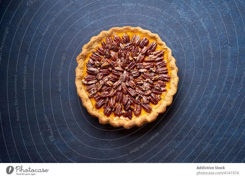 Überkopf-Bild von Pecan-Kürbiskuchen Pasteten Erntedankfest Lebensmittel Pekannuss Varieté Saison Herbst backen Abendessen saisonbedingt rund traditionell