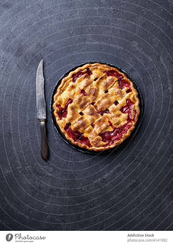 Draufsicht auf einen mit Gitter verzierten Kirschkuchen Pasteten Erntedankfest Lebensmittel Kirsche Varieté Saison Herbst backen Abendessen saisonbedingt rund