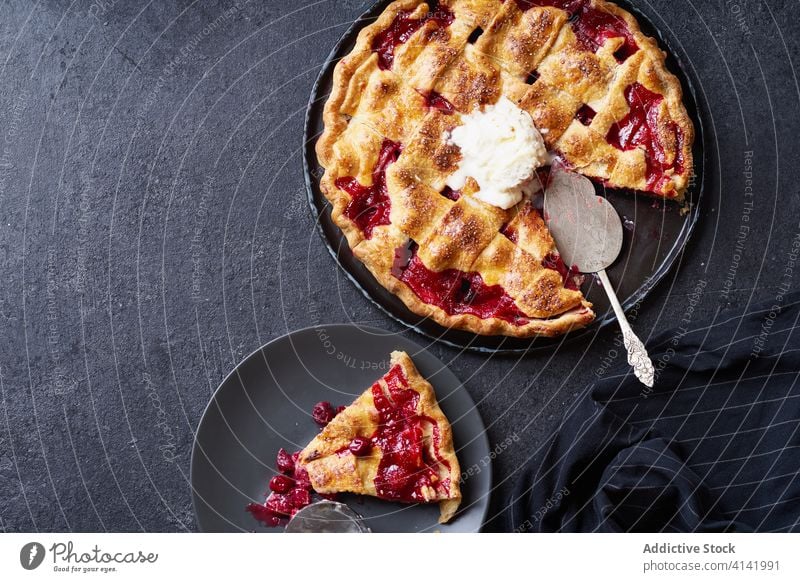 Draufsicht auf einen mit Gitter verzierten Kirschkuchen Pasteten Erntedankfest Lebensmittel Kirsche Varieté Saison Herbst backen Abendessen saisonbedingt rund