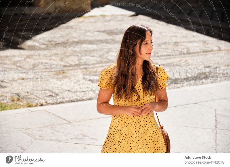 Zufriedene Frau in der Nähe eines modernen Gebäudes Großstadt schlendern urban Zeitgenosse Stil heiter trendy Außenseite Lächeln Freude froh Dame Sommer Kleid