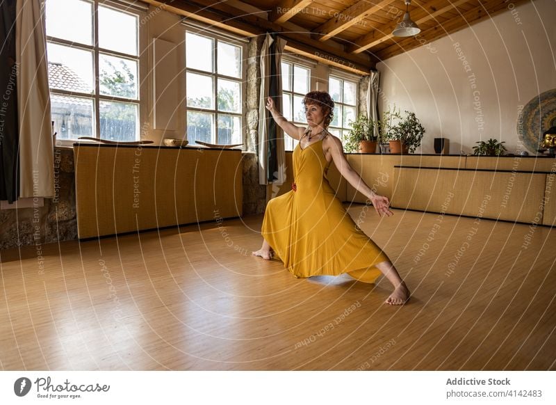 Serene Frau übt Yoga in Crescent Lunge Position anjaneyasana halbmondförmiger Ausfallschritt Pose üben beweglich Gelassenheit Harmonie Achtsamkeit Atelier