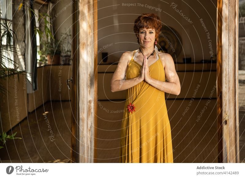 Ruhige Frau beim Yoga auf der Terrasse üben Berg-Pose tadasana Asana ruhig Harmonie beweglich Türöffnung Hof Gesundheit Windstille stehen Wohlbefinden friedlich