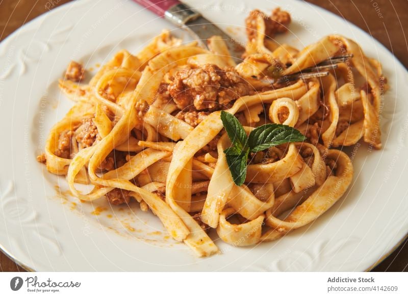 Köstliche Pasta Bolognese auf einem Teller serviert Spätzle Saucen Lebensmittel dienen lecker essen Küche Mahlzeit Basilikum kulinarisch Rezept natürlich