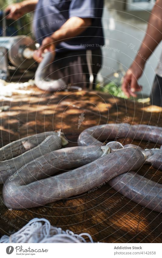 Erntehelfer füllt Chorizo-Wurst auf traditionelle Weise Mann besetzen Wurstwaren frisch Fleisch natürlich Inszenierung Fabrik Tradition vorbereiten Lebensmittel