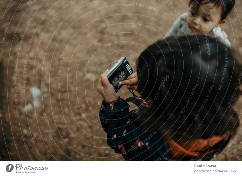 Kind spielt mit Digitalkamera 1-3 Jahre Kaukasier Geschwister Familie & Verwandtschaft Fotokamera Fotografie digital Technik & Technologie Außenaufnahme