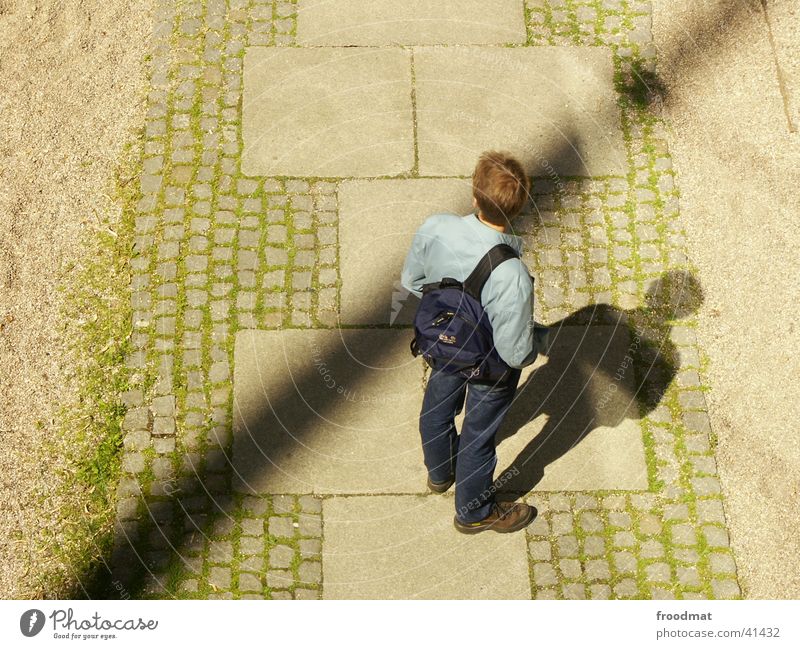 Diagonalschatten Vogelperspektive Rucksack Mann Schatten Kopfsteinpflaster verrückt Wegsehen Sand Pflastersteine