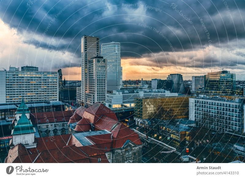 Panorama von Berlin in der Nähe des Zoos mit dramatischem Himmel Architektur Gebäude Kapital Charlottenburg Kirche Großstadt Stadtbild Wolkenlandschaft Europa