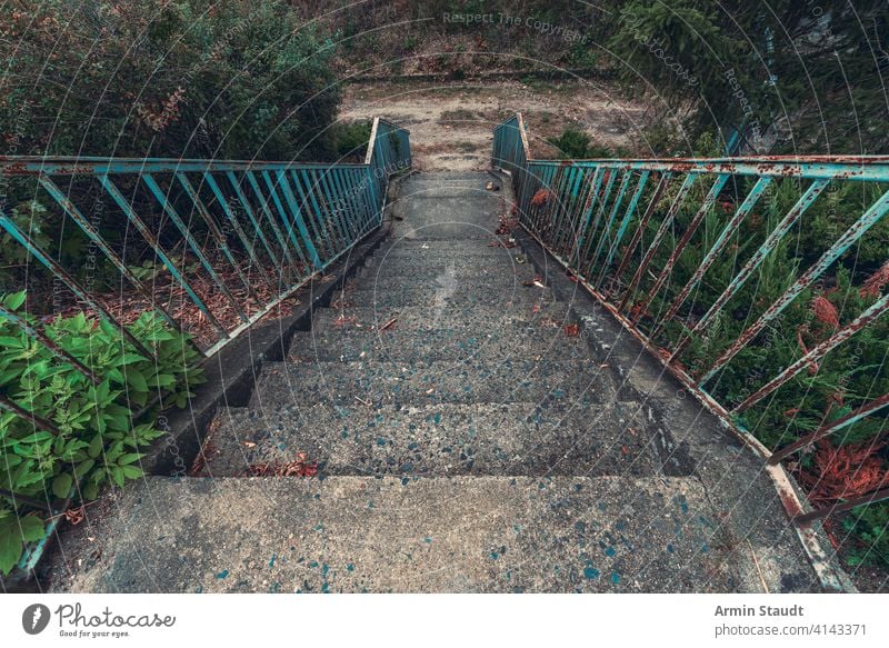 alte Betontreppe mit rostblauem Geländer Verlassen antik Architektur Hintergrund Konstruktion Schmutz nach unten grau Grunge bügeln Leben Metall Natur Nirgendwo