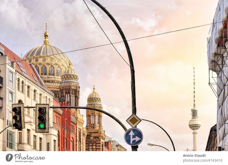 Synagoge Berlin und Fernsehturm mit Ampel davor Architektur Anziehungskraft Gebäude Großstadt Stadtbild Konstruktion Kultur Ausflugsziel Stadtzentrum Europa