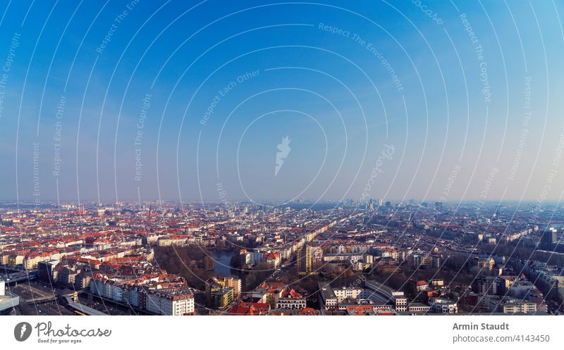 Luftbildpanorama von Berlin mit blauem Himmel Antenne Architektur Anziehungskraft Gebäude Kapital Großstadt Stadtbild wolkenlos Ausflugsziel Stadtzentrum Europa