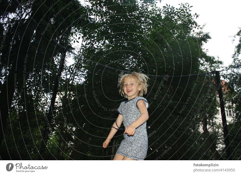 glücklich hüpfendes Kind Mädchen springen Freude Trampolin Lebensfreude Spielen Fröhlichkeit Glück Bewegung happy Gefühle süß toben energiegeladen lustig wild