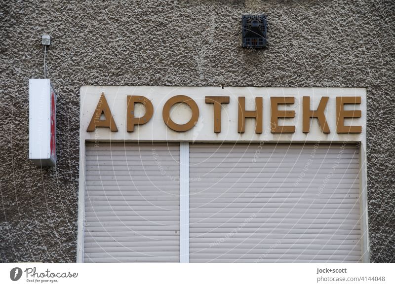 APOTHEKE im ländlichen Raum Apotheke Schriftzug Hauswand grau Schriftzeichen Eingang Pharmazie Schilder & Markierungen Leuchtkasten Rollladen verwittert