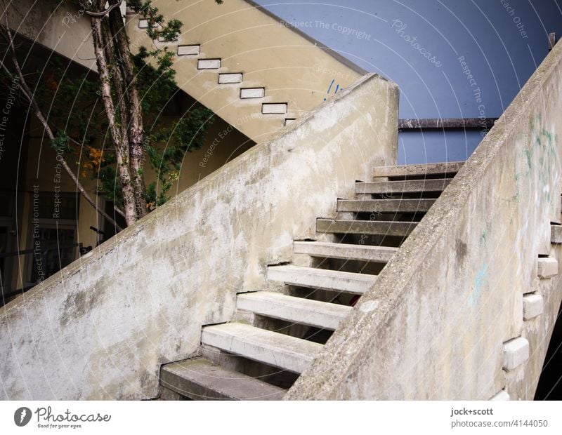 Aufstieg in Beton gegossen Architektur Treppe Niveau Höhenunterschied Strukturen & Formen verwittert Zahn der Zeit Wege & Pfade authentisch Erlangen Baumstamm