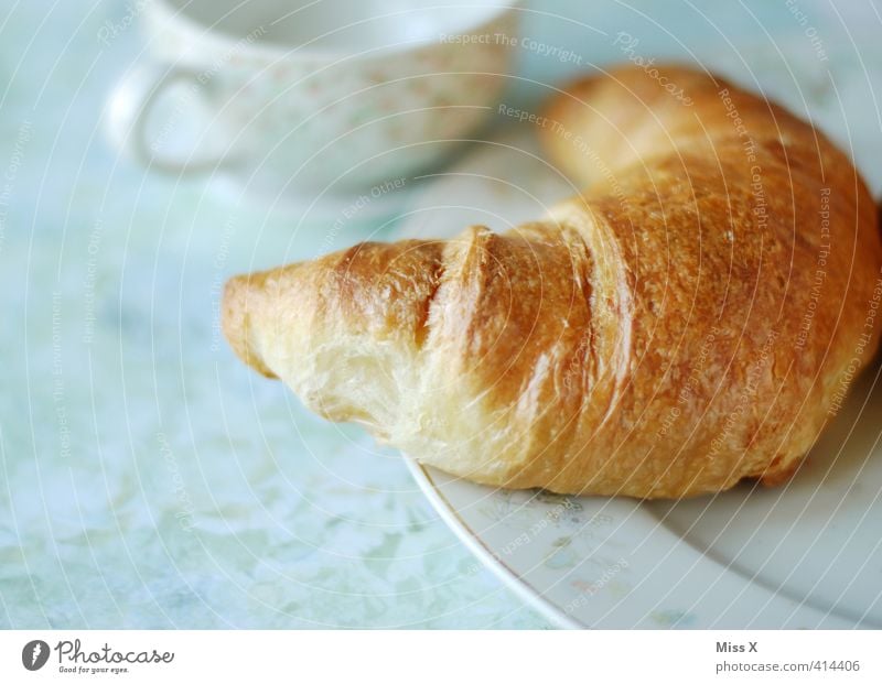 Croissant Lebensmittel Teigwaren Backwaren Ernährung Frühstück Kaffeetrinken Büffet Brunch Getränk Heißgetränk Geschirr Teller Tasse lecker süß Frühstückstisch