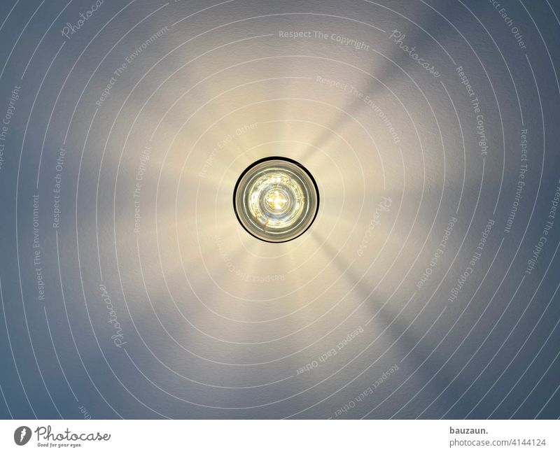 sonniges wochenende. Lampe Lampenlicht Leuchtmittel leuchtend Licht Kunstlicht Farbfoto Beleuchtung Innenaufnahme Menschenleer Glühbirne Elektrizität