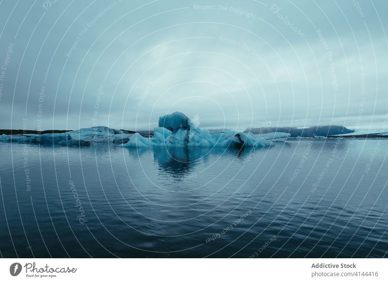 Spektakuläre Ansicht von Gletschern im Ozean unter bewölktem Himmel Meer Natur Cloud Einsamkeit Wasser unberührt Umwelt spektakulär Winter Meereslandschaft