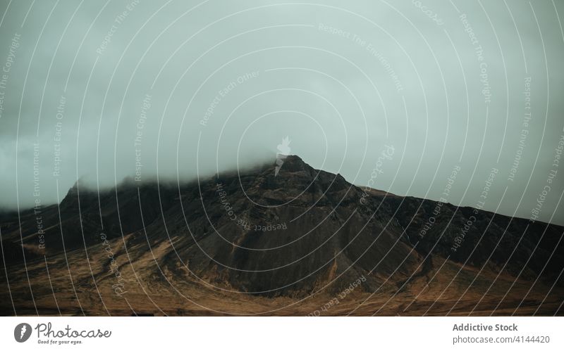 Prächtiger Berg bei nebligem Wetter Berge u. Gebirge Hochland Nebel idyllisch malerisch Umwelt Landschaft prunkvoll dramatisch Himmel Harmonie natürlich ruhig