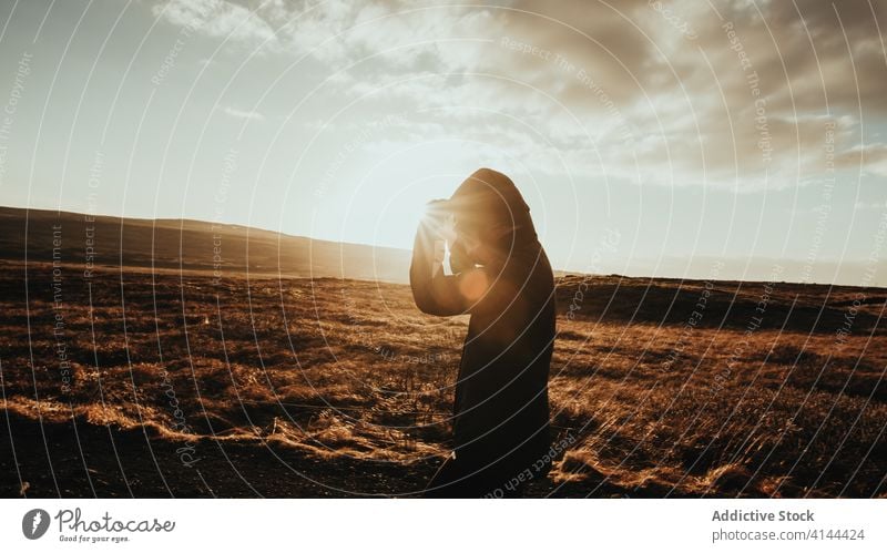 Anonymer Reisender genießt Sonnenuntergang im Hochland Person Berge u. Gebirge Berghang Natur bewundern Silhouette majestätisch Gelassenheit ruhig idyllisch