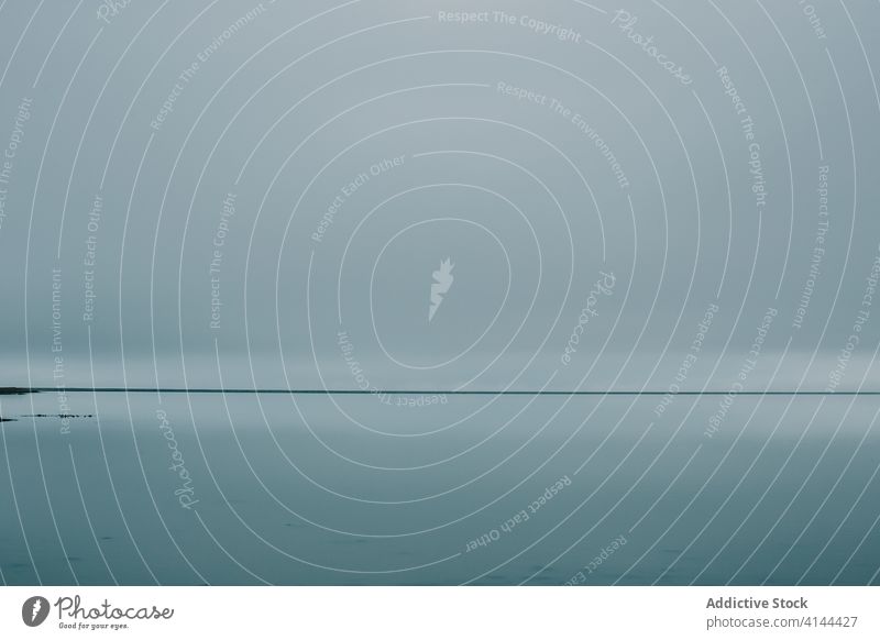 Bewölkter Himmel über ruhiger endloser See Meer Horizont friedlich Landschaft Meereslandschaft Windstille wolkig grau Winter Natur Island kalt Wetter Wasser