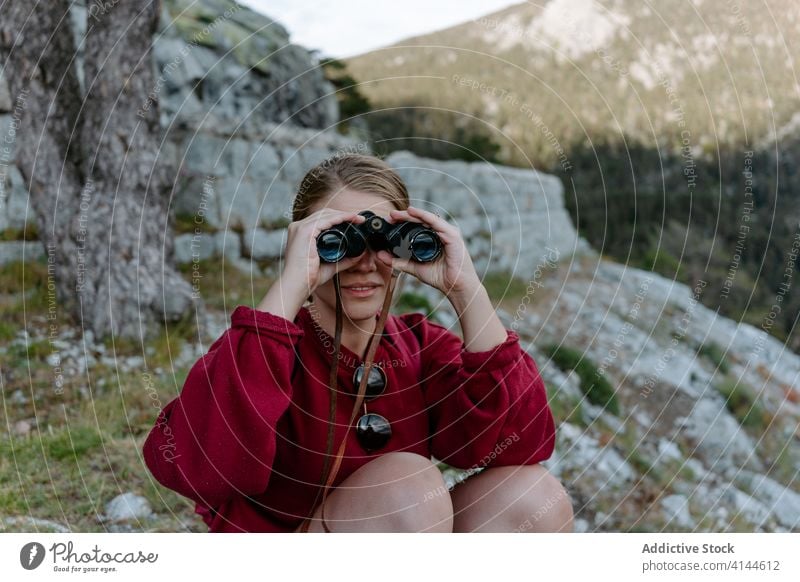 Wanderin mit Fernglas genießt die Berglandschaft Frau Berge u. Gebirge Hügel erkunden reisen Aktivität Backpacker Natur Fundstück Wanderung Wald Trekking jung