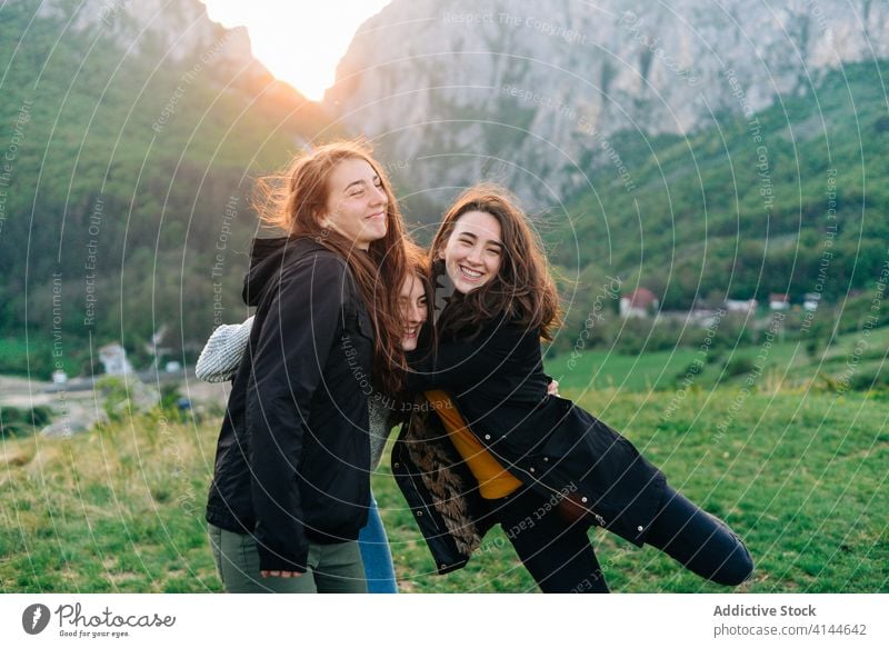 Fröhliche Freundinnen umarmen sich in den Bergen Zusammensein Urlaub Berge u. Gebirge Umarmung Freundschaft Einheit Hochland Transsilvanien Rumänien