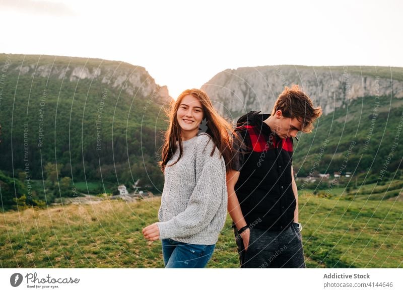 Freundlicher Mann und Frau im Hochland Berge u. Gebirge Sonnenuntergang Urlaub malerisch Landschaft Zusammensein Wiese reisen Sommer Feiertag Inhalt Freiheit