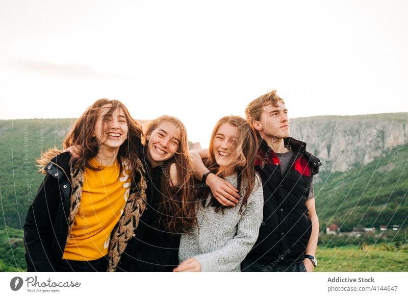 Gemeinsame Gesellschaft von Freunden im Hochland Berge u. Gebirge Zusammensein spektakulär Freundschaft Umarmung Urlaub Menschengruppe Sonnenuntergang