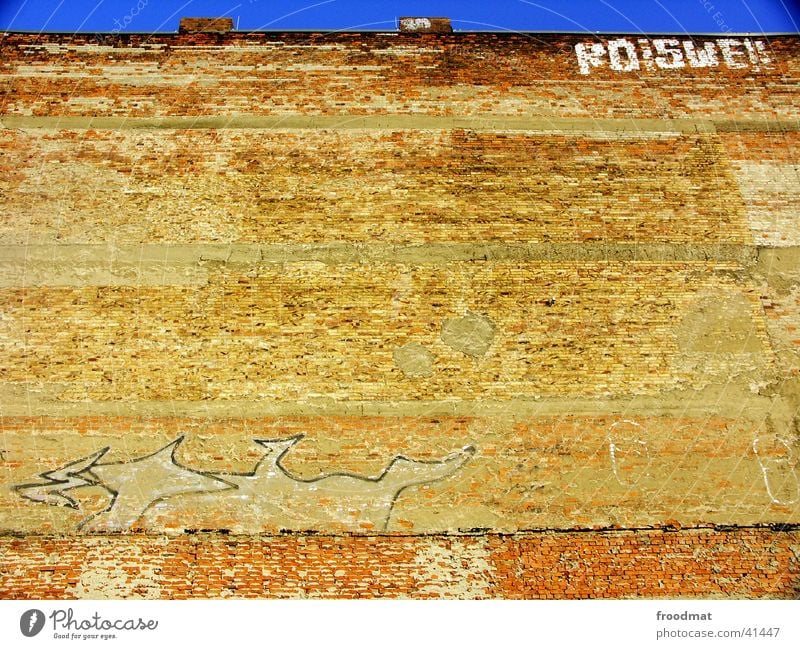 viel Mauer = wenig Himmel frontal sehr wenige Backstein Cottbus Fototechnik Graffiti blau Schornstein alt verfallen