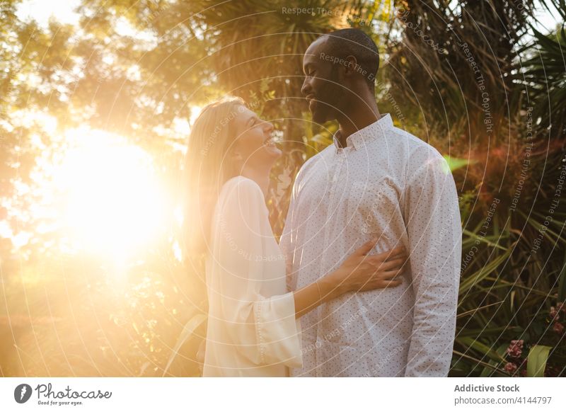 Romantische diverse Paar umarmt leidenschaftlich in den Abend Garten umarmend Angebot romantisch Inhalt Umarmung Leidenschaft Sonnenuntergang Liebe Zuneigung